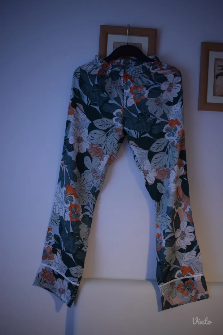 Pantalone sa cvetnim detaljima