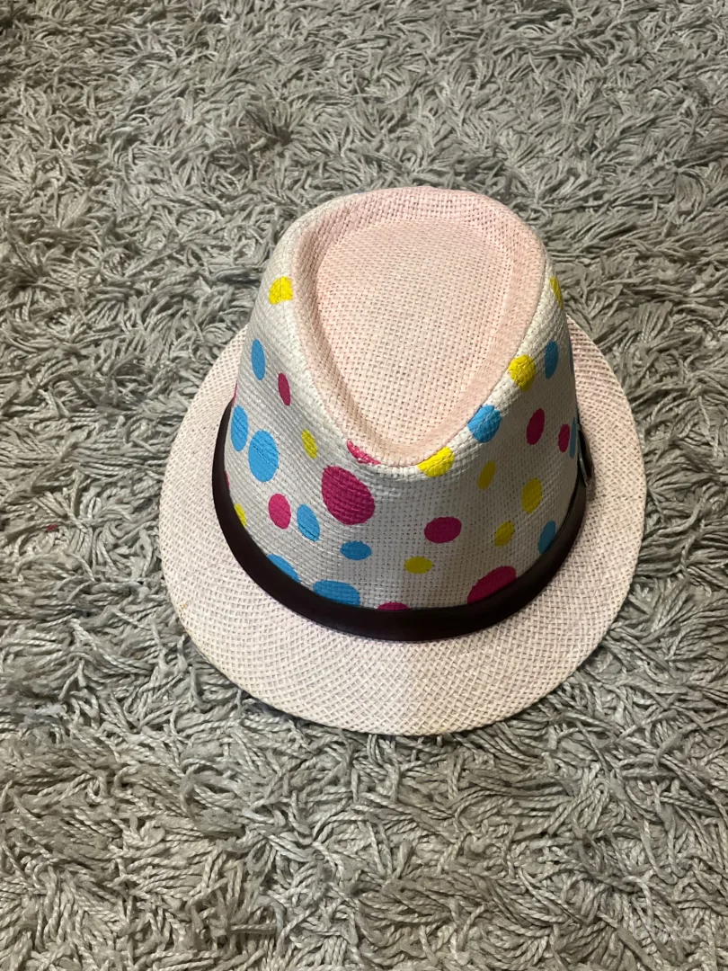 Letnji šešir sa tufnama