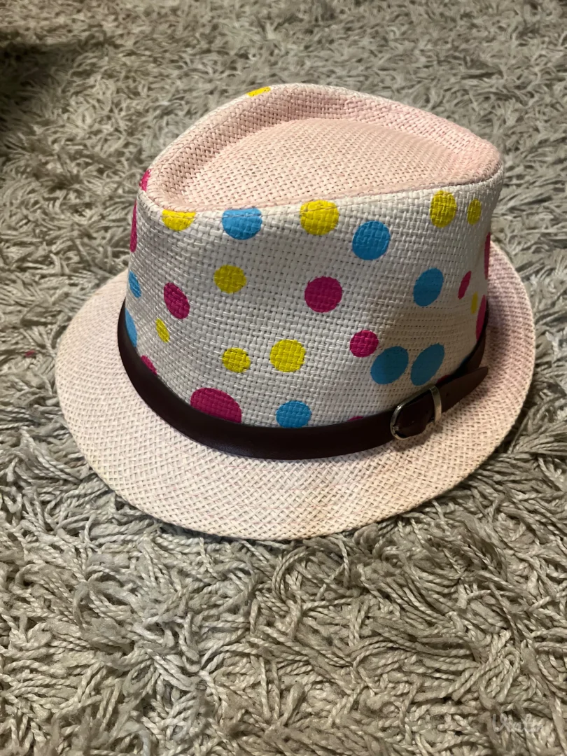 Letnji šešir sa tufnama