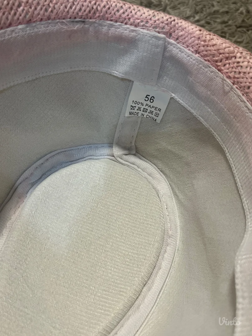 Letnji šešir sa tufnama