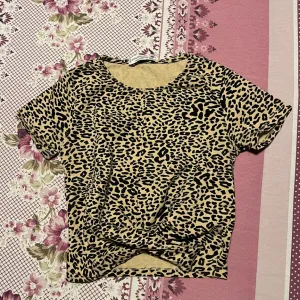 Majica kratkih rukava sa leopard printom