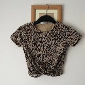 Majica kratkih rukava sa leopard printom