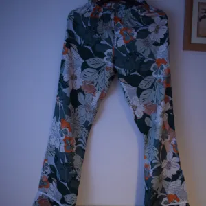 Pantalone sa cvetnim detaljima