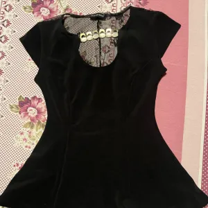 Crna ženska bluza sa čipkom