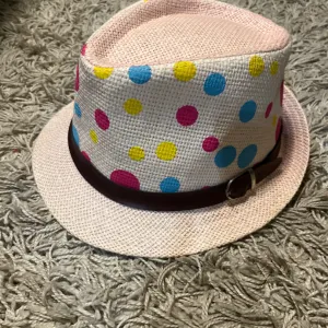 Letnji šešir sa tufnama