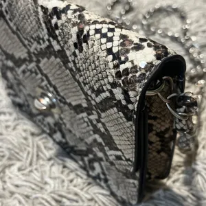 Torbica zmijski print