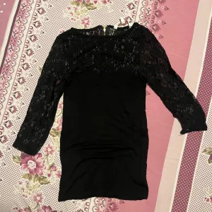 Crna bluza sa čipkom