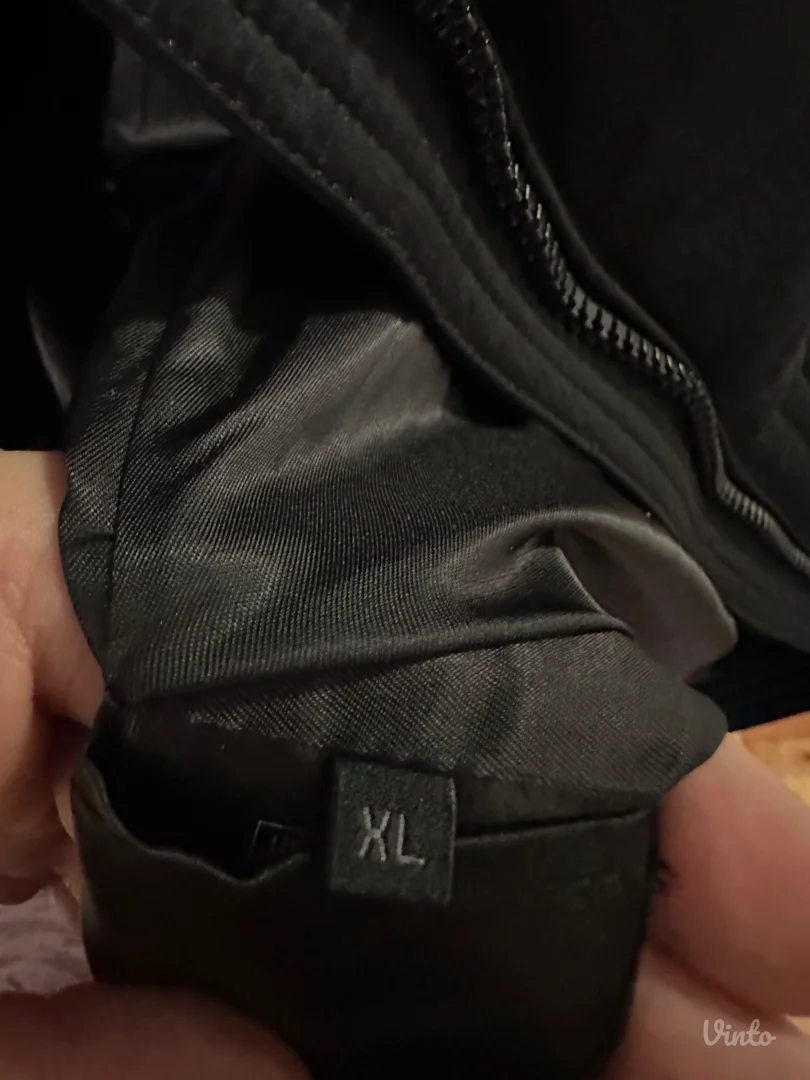 Guess- Crna zimska jakna