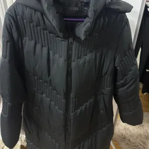 Guess- Crna zimska jakna