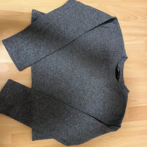 Zara sivi kratki dzemper