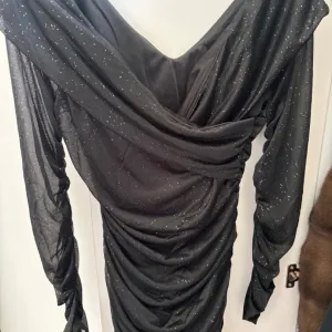 Crna mini sljokicava haljina