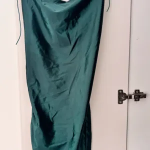 Zelena satenska haljina