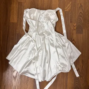 Bela satenska haljina sa instagrama