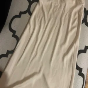 Zara satenska suknja XS 1500 DANAS