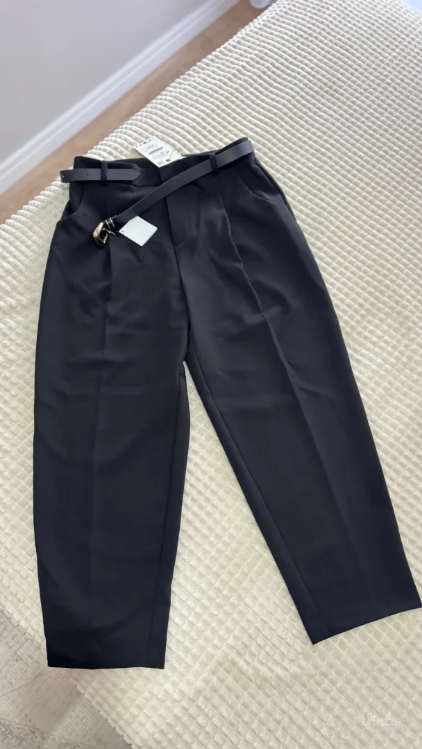 Zara crne pantalone sa kaisom