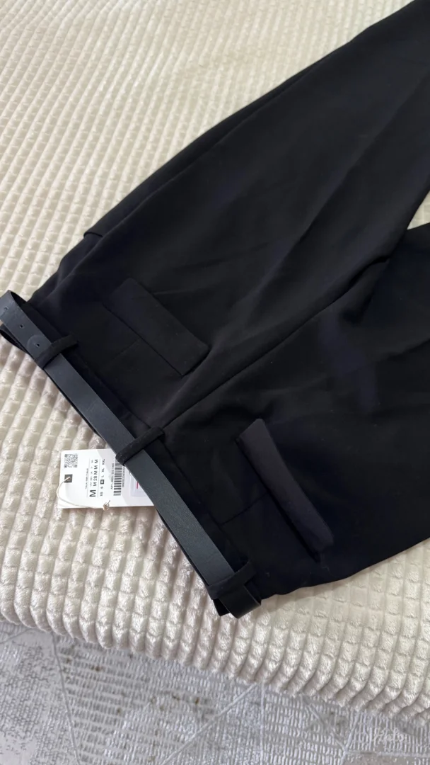 Zara crne pantalone sa kaisom