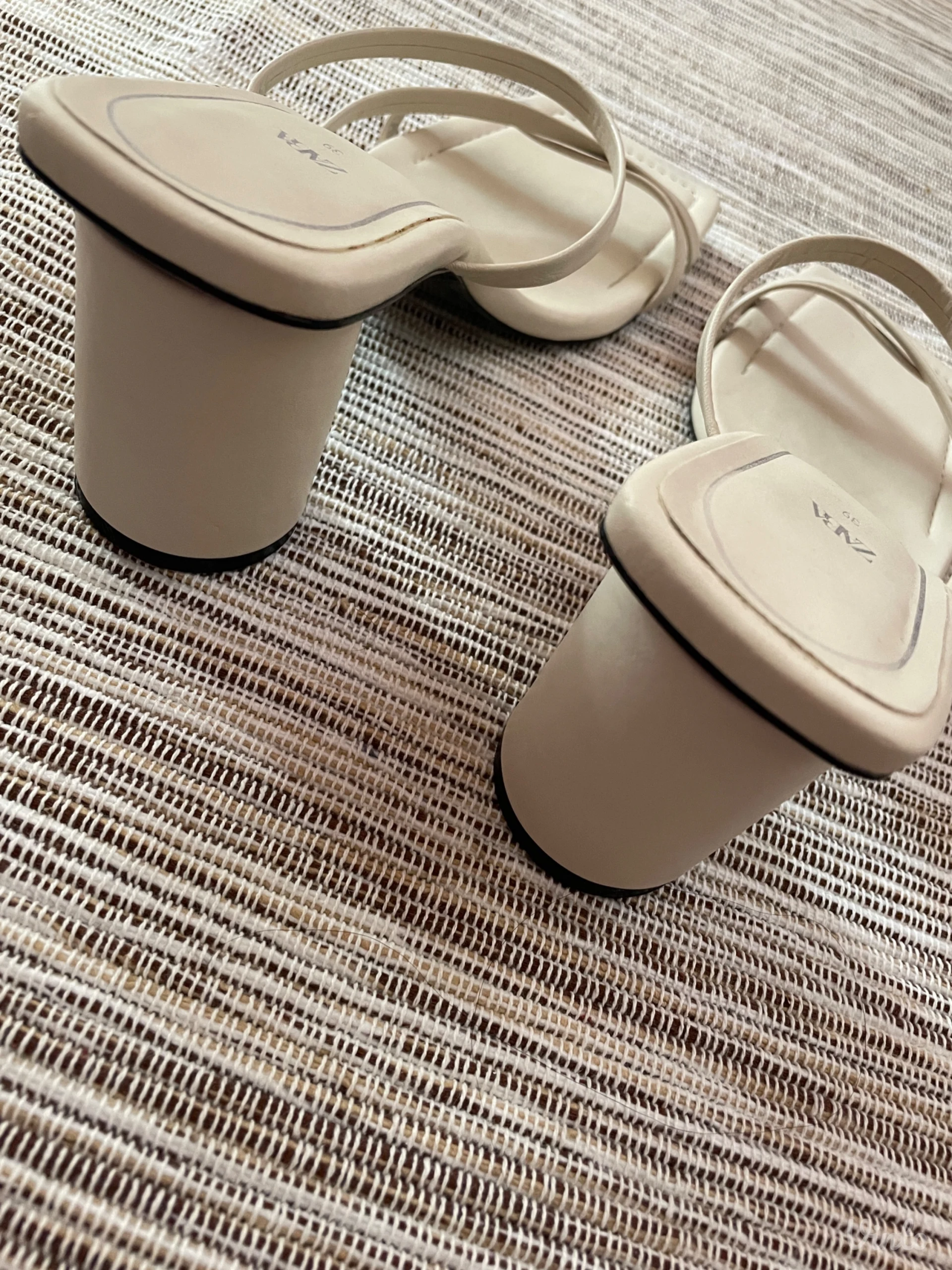 Zara nove bele sandale 39