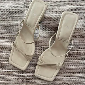 Zara nove bele sandale 39