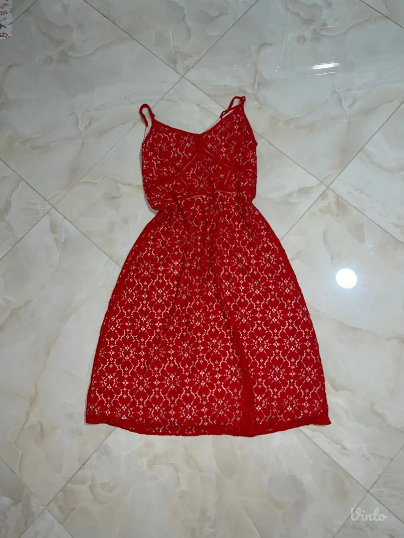 Crvena čipkana haljina