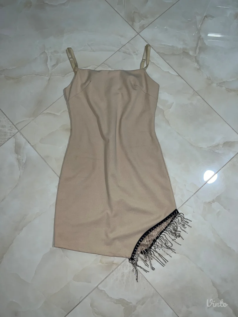 Kratka haljinica sa kristalima na nozi