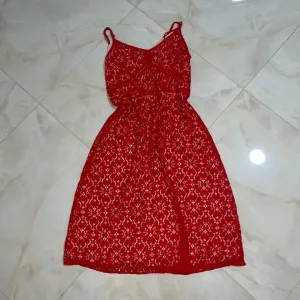 Crvena čipkana haljina