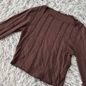 Braon majica sa sirokim rukavima