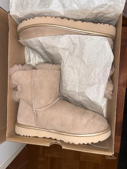 UGG svetlo roze plitke čizme sa mašnicom