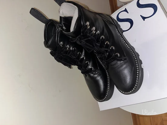 GUESS crne kožne bajkerke