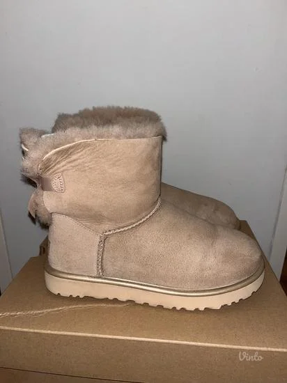 UGG svetlo roze plitke čizme sa mašnicom