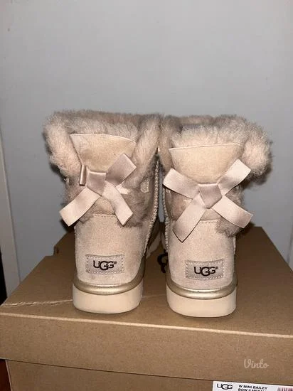 UGG svetlo roze plitke čizme sa mašnicom