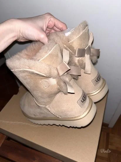 UGG svetlo roze plitke čizme sa mašnicom