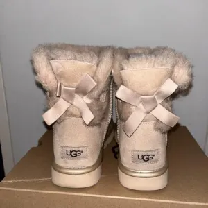 UGG svetlo roze plitke čizme sa mašnicom