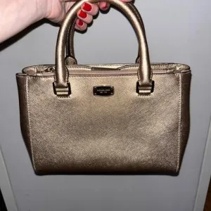 MICHAEL KORS zlatna torba