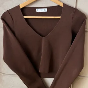 Stredivarius braon majica - dug rukav - crop top