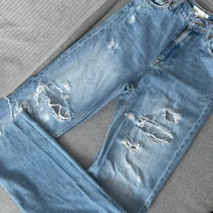 Zara pocepane farmerke