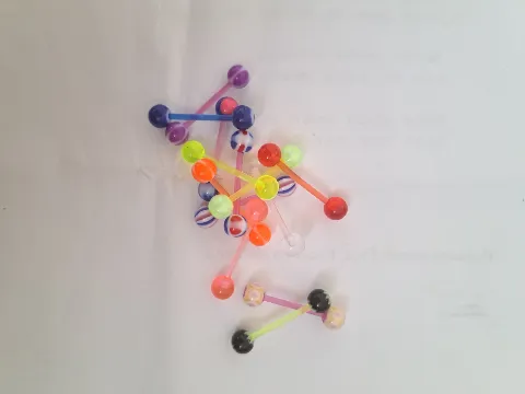 Akrilni pirsing za jezik