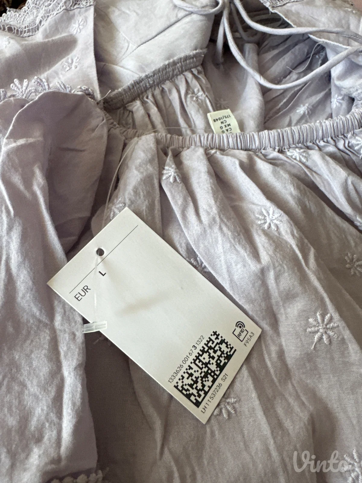 Pamučna haljina s prelepim čipkanim bordurama iz H&M-a
