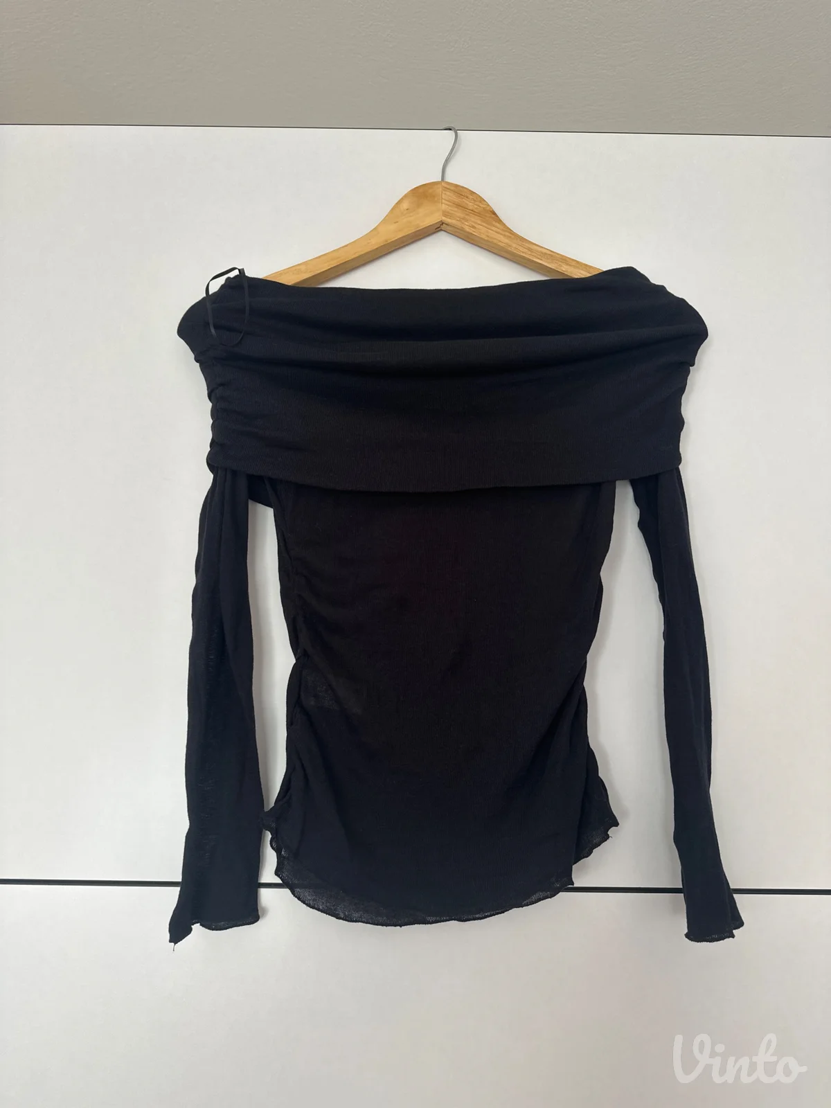 Crna Zara off-shoulder majica