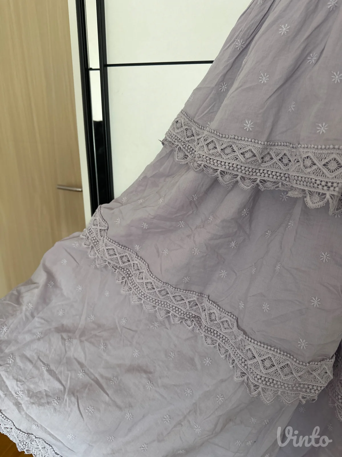Pamučna haljina s prelepim čipkanim bordurama iz H&M-a