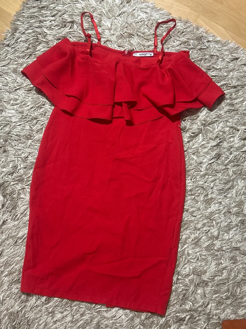 elegantna crvena haljina sa karnerima