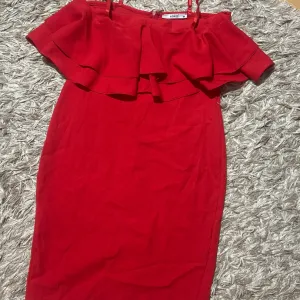 elegantna crvena haljina sa karnerima