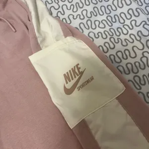 Nike donji deo trenerke