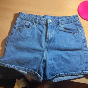 Sinsay mom fit šorts