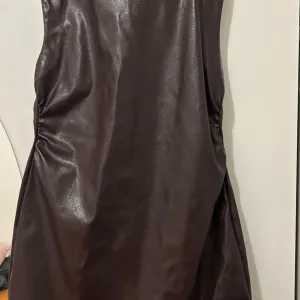 Bordo kožna haljina