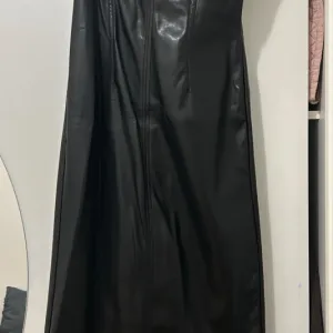 Duga crna kožna haljina