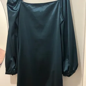 Smaragdno zelena kratka haljina