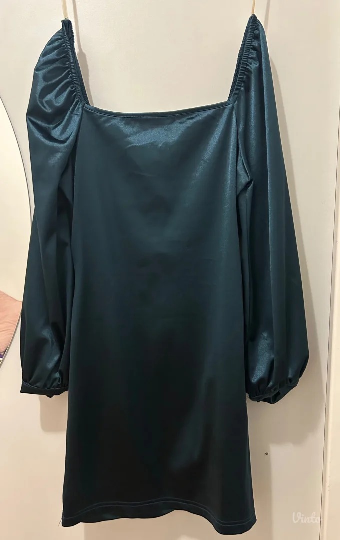 Smaragdno zelena kratka haljina