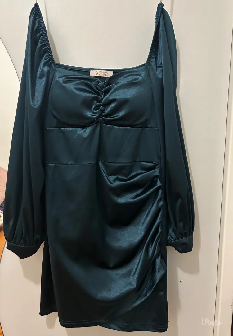 Smaragdno zelena kratka haljina