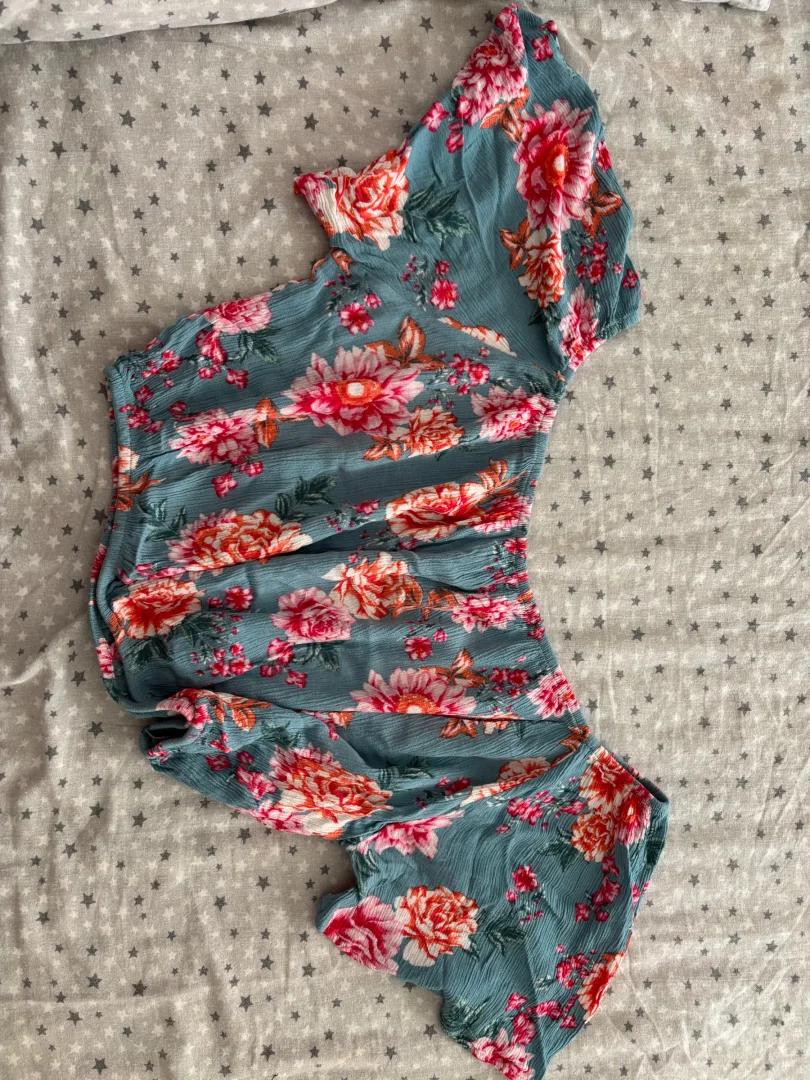 Majica sa cvetnim dezenima