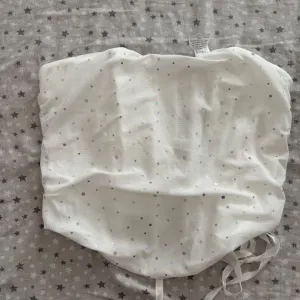 Beli korset s cirkonima